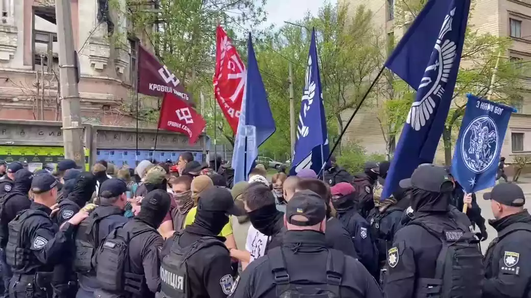 У Києві біля кінотеатру &laquo;Жовтень&raquo; сталася сутичка між поліцією та тими, хто протестував проти фестивалю квір-кіно