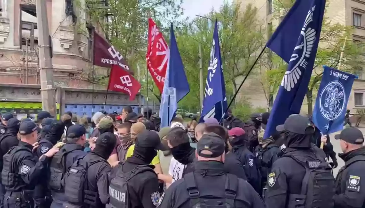 У Києві біля кінотеатру &laquo;Жовтень&raquo; сталася сутичка між поліцією та тими, хто протестував проти фестивалю квір-кіно