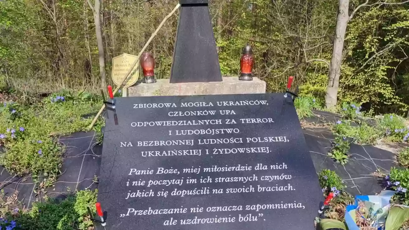 Україна і Польща засудили незаконне встановлення напису на могилі УПА на горі Монастир