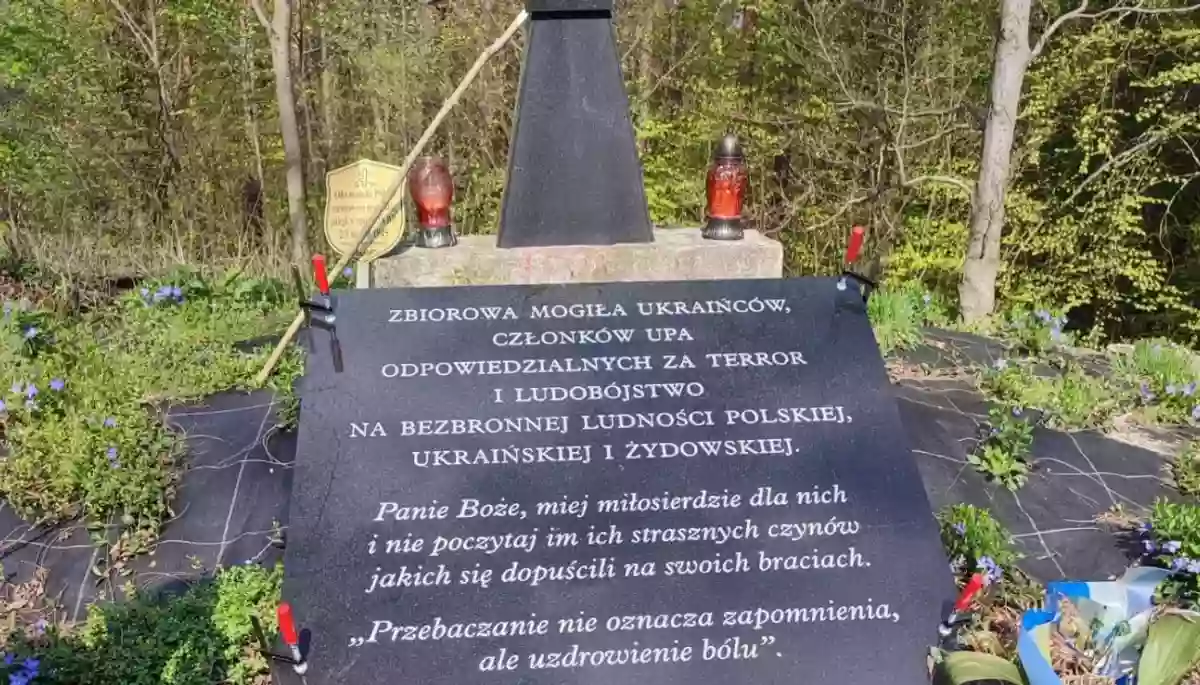 Україна і Польща засудили незаконне встановлення напису на могилі УПА на горі Монастир