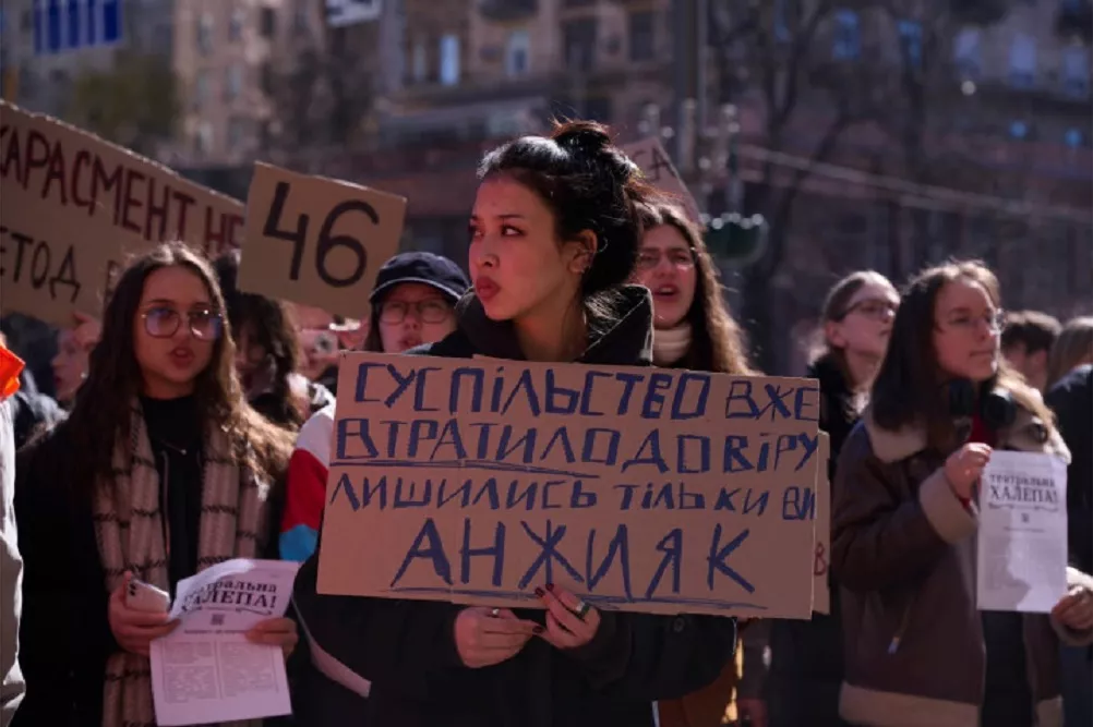 Петиція з вимогою звільнити режисера Андрія Білоуса і директора Департаменту культури КМДА набрала необхідну кількість голосів
