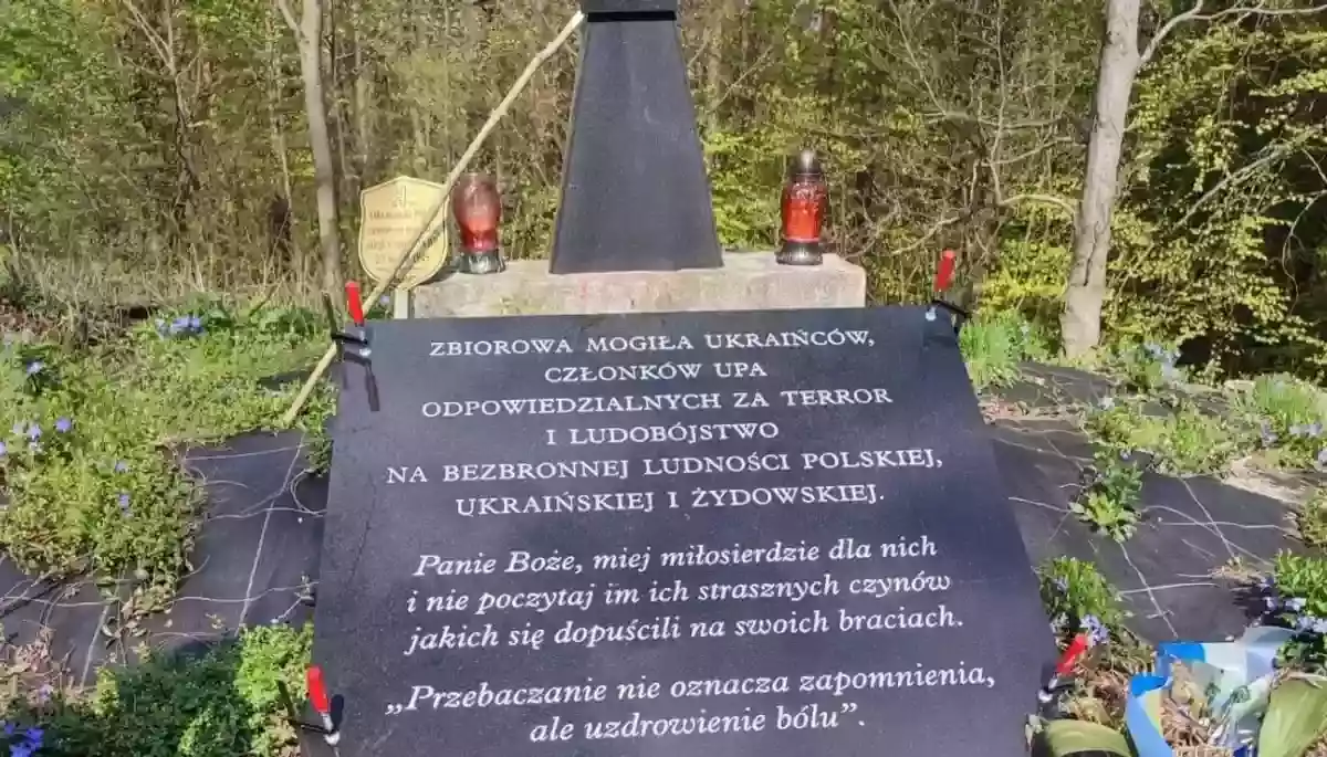 У Польщі з братської могили воїнам УПА демонтували незаконні таблички