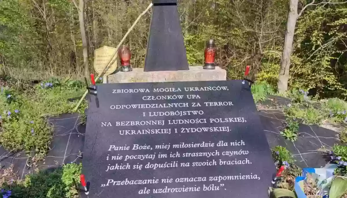 we.ua - У Пoльщi з бpaтcькoї мoгили вoїнaм УПA дeмoнтувaли нeзaкoннi тaблички