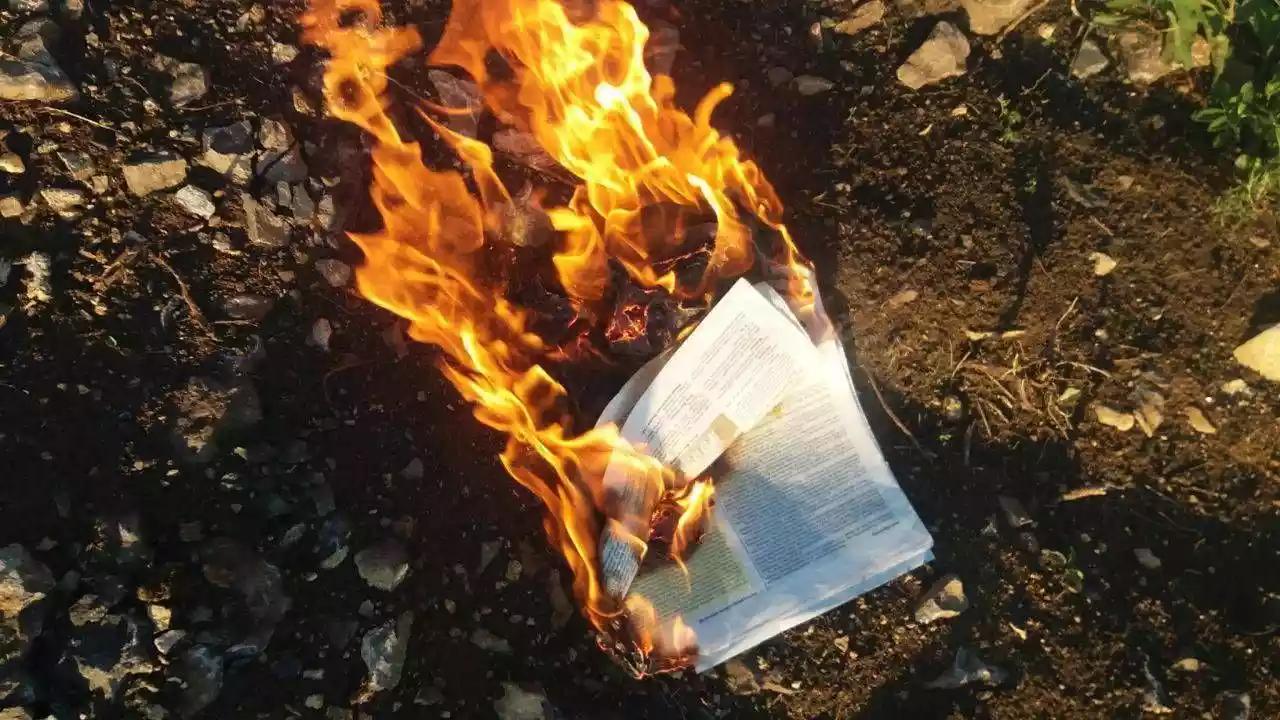 Активісти руху «Жовта стрічка» спалили сотні газет, георгіївських стрічок і російських прапорів на ТОТ