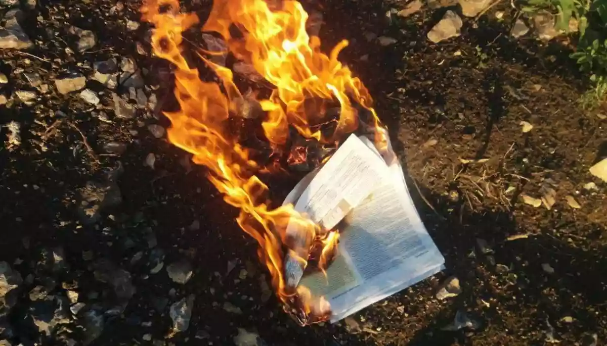 Активісти руху «Жовта стрічка» спалили сотні газет, георгіївських стрічок і російських прапорів на ТОТ