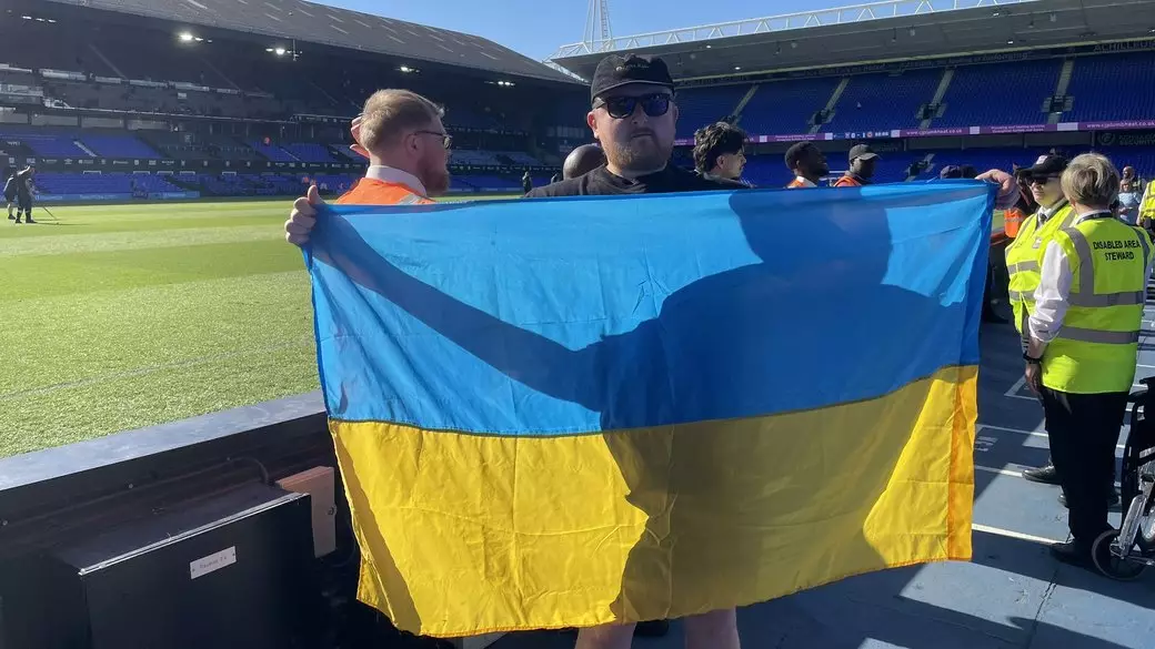 У британського журналіста відібрали прапор України перед матчем чемпіонату Англії з футболу