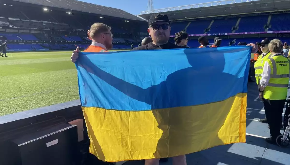 У британського журналіста відібрали прапор України перед матчем чемпіонату Англії з футболу