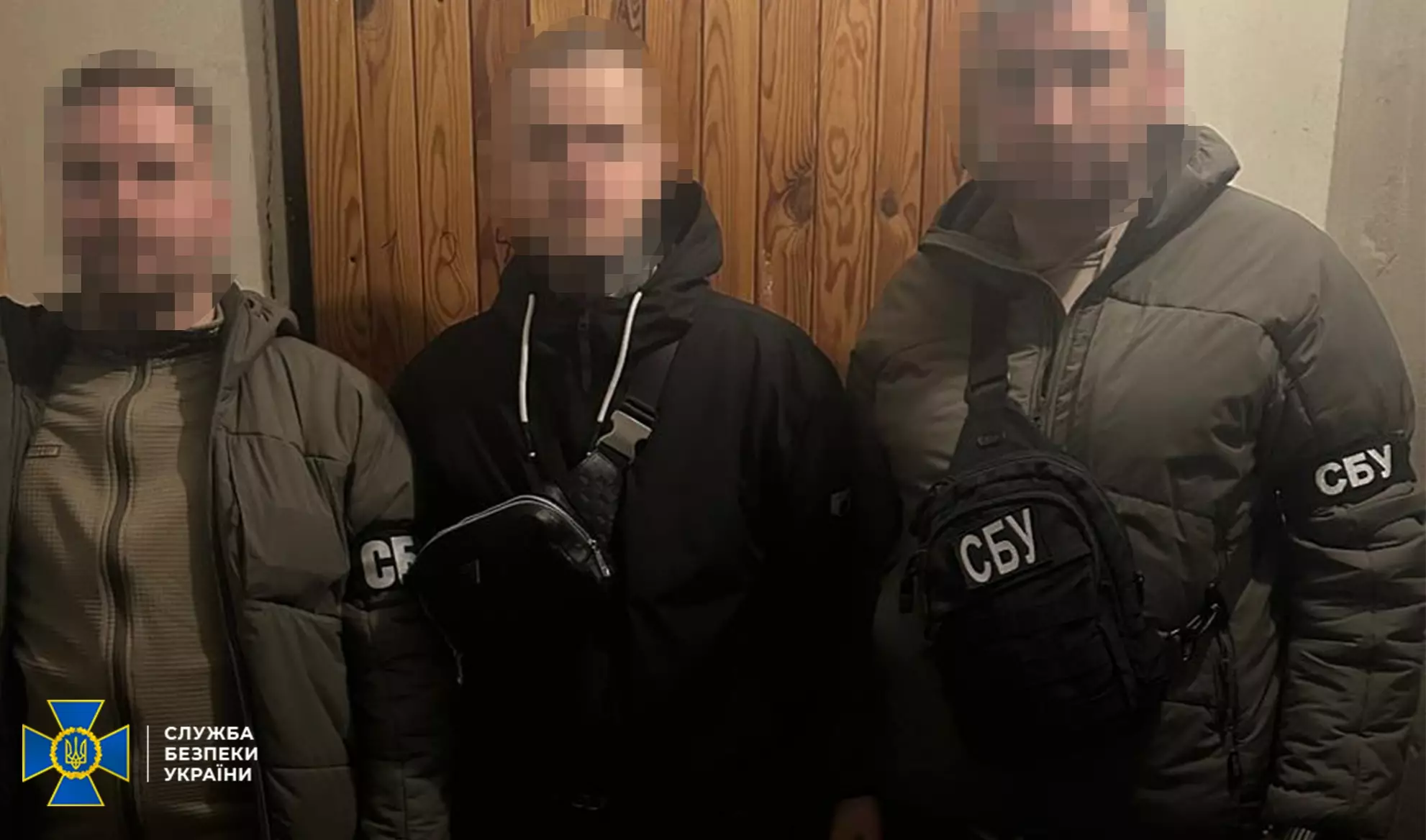 СБУ викрила чоловіка, який на замовлення ФСБ мав поширити у Києві листівки з фейками російської пропаганди