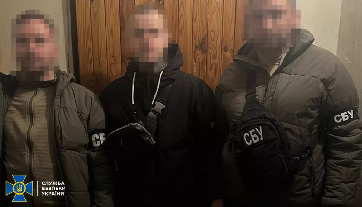 СБУ викрила чоловіка, який на замовлення ФСБ мав поширити у Києві листівки з фейками російської пропаганди