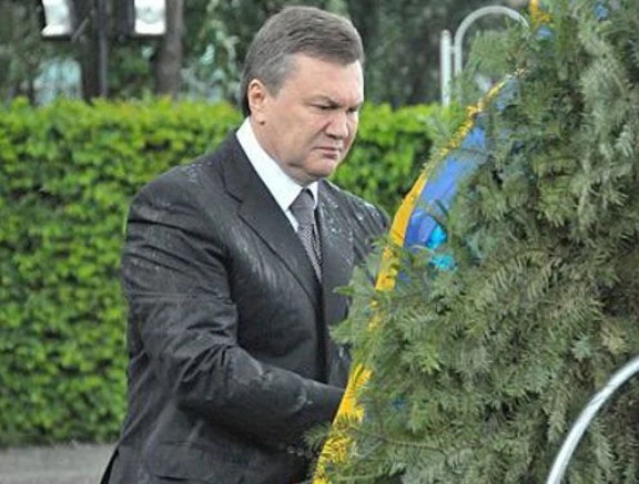 Янукович, вінок і цензура
