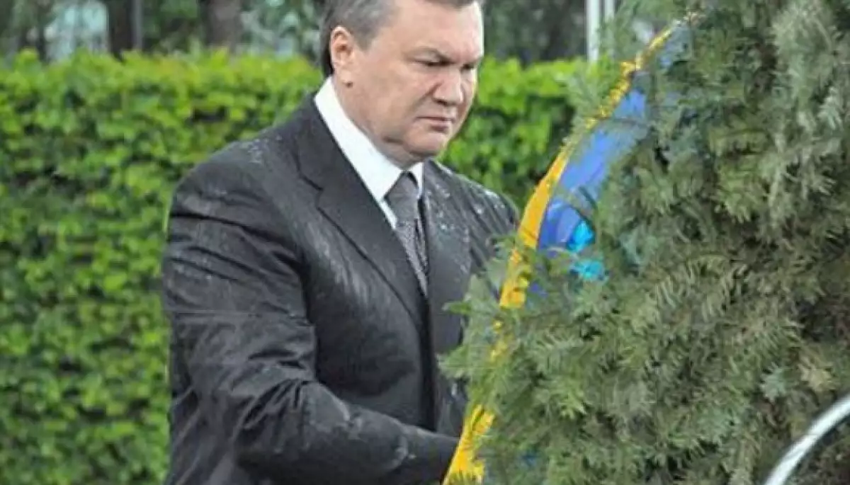 Янукович, вінок і цензура