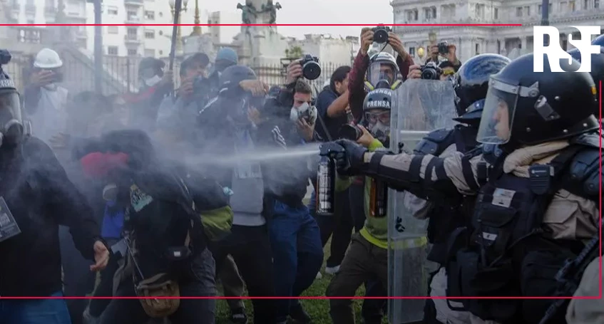 «Репортери без кордонів» засудили напади силовиків на журналістів під час мітингів в Аргентині