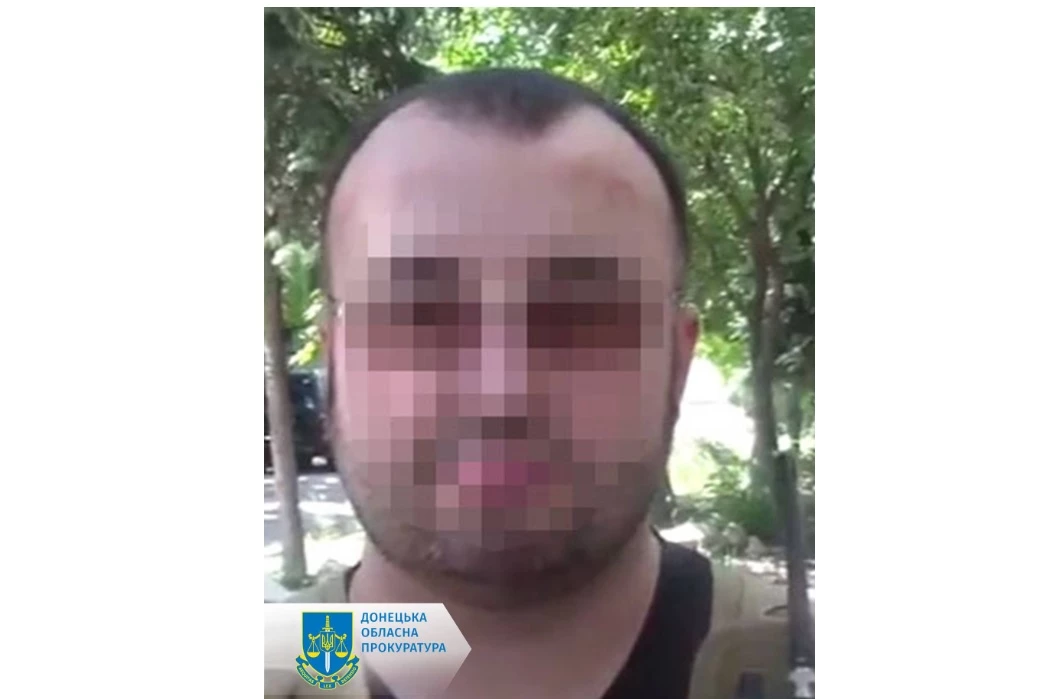 Чоловіку, який знущався з полонених у телецентрі Донецька, повідомили про підозру