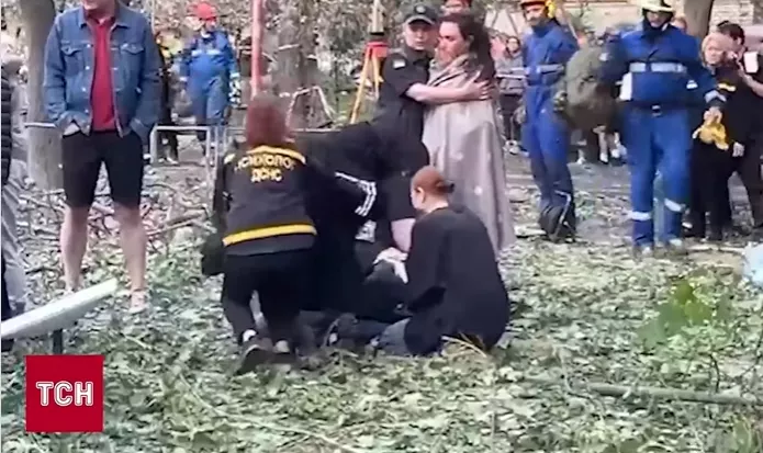 «Чуже горе — не ваш трафік»: медіаексперти та журналісти — про відео страждань батьків, чий син загинув під завалами