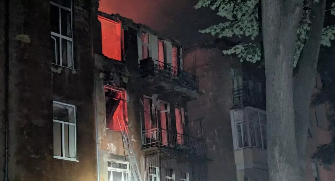 ЦПД: Росіяни поширюють фейк про те, що влучання в житлові будинки Одеси нібито спричинила українська ППО
