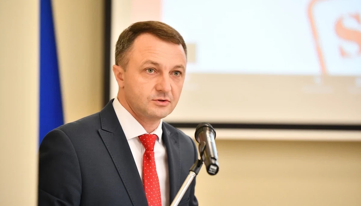 Кабмін звільнив мовного омбудсмана Тараса Кременя