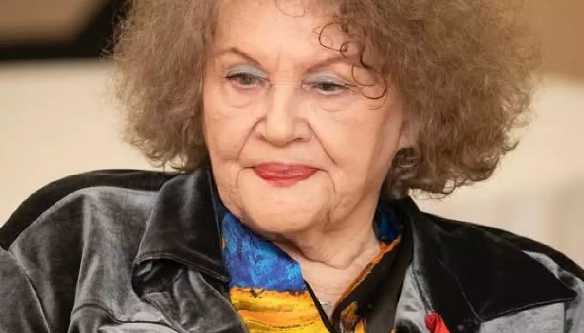 Тим, хто каже, що Ліна Костенко мовчала