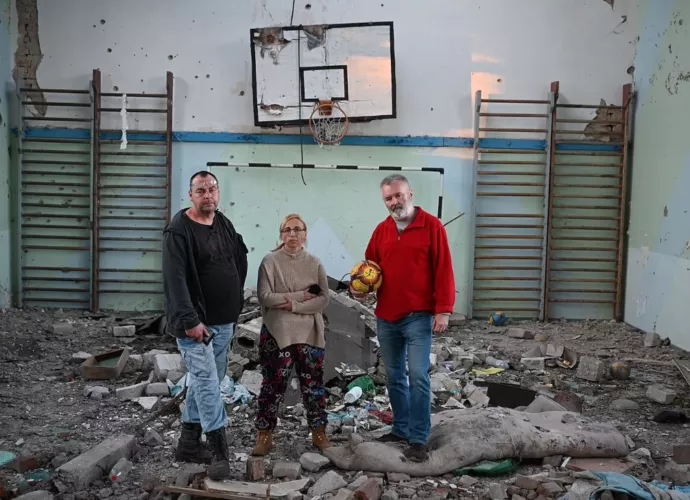 Трьох чеських конспірологів, які не вірили у війну, привезли в Україну і зняли про це фільм