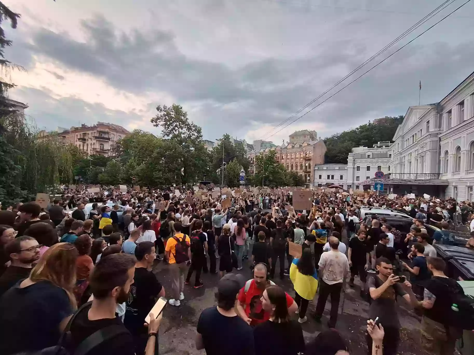 У Києві та інших містах проходять акції протесту проти ухваленого Радою законопроєкту про НАБУ та САП