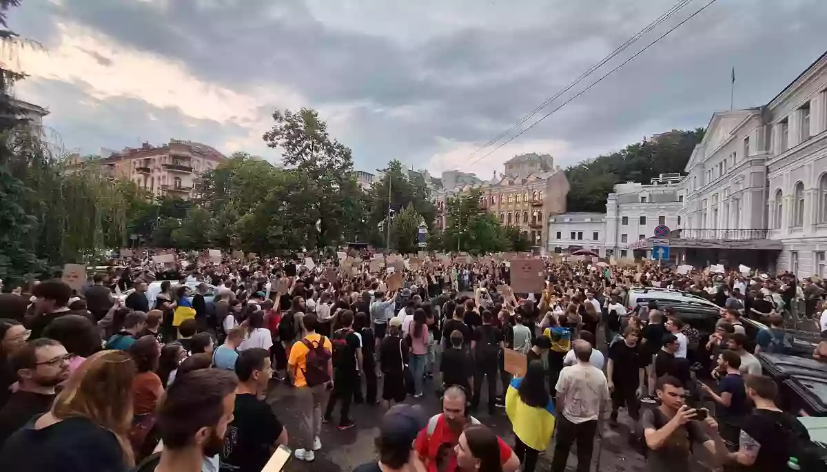 У Києві та інших містах проходять акції протесту проти ухваленого Радою законопроєкту про НАБУ та САП