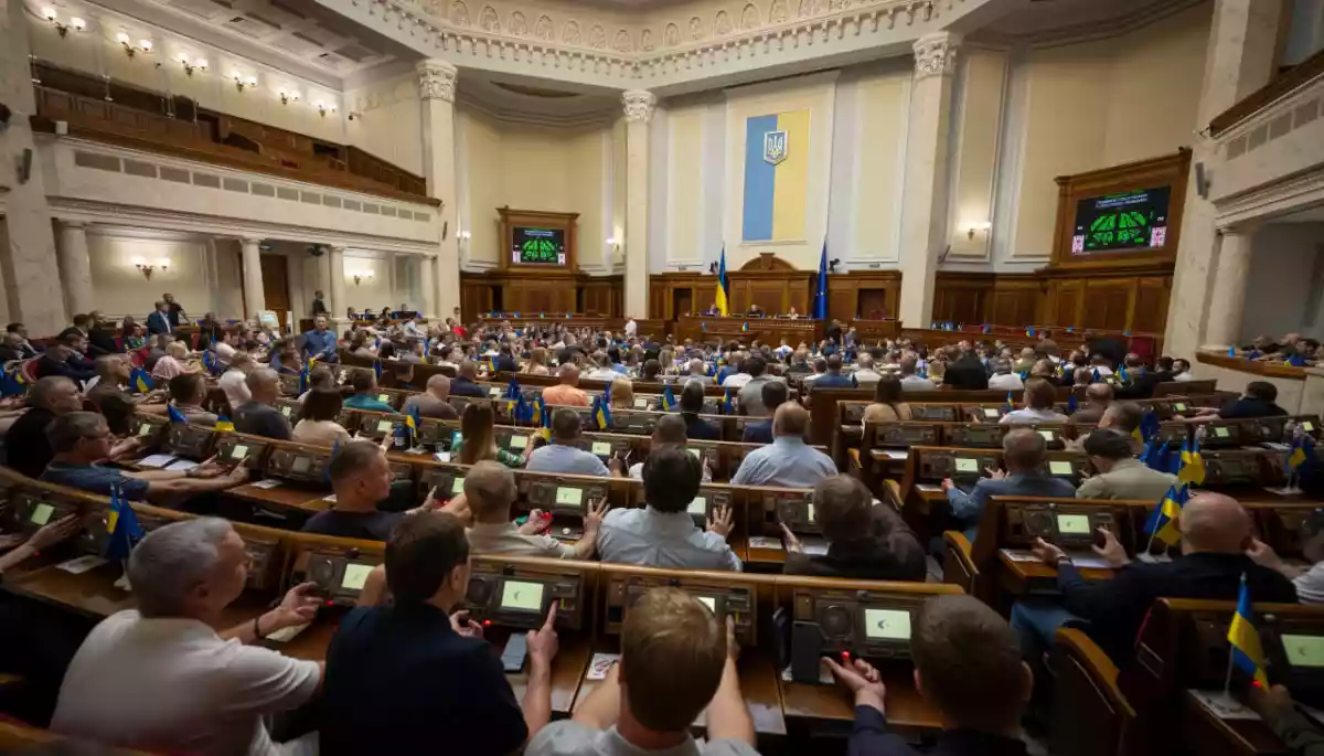 Маніпулятивна мова влади: що насправді стоїть за словами парламентарів