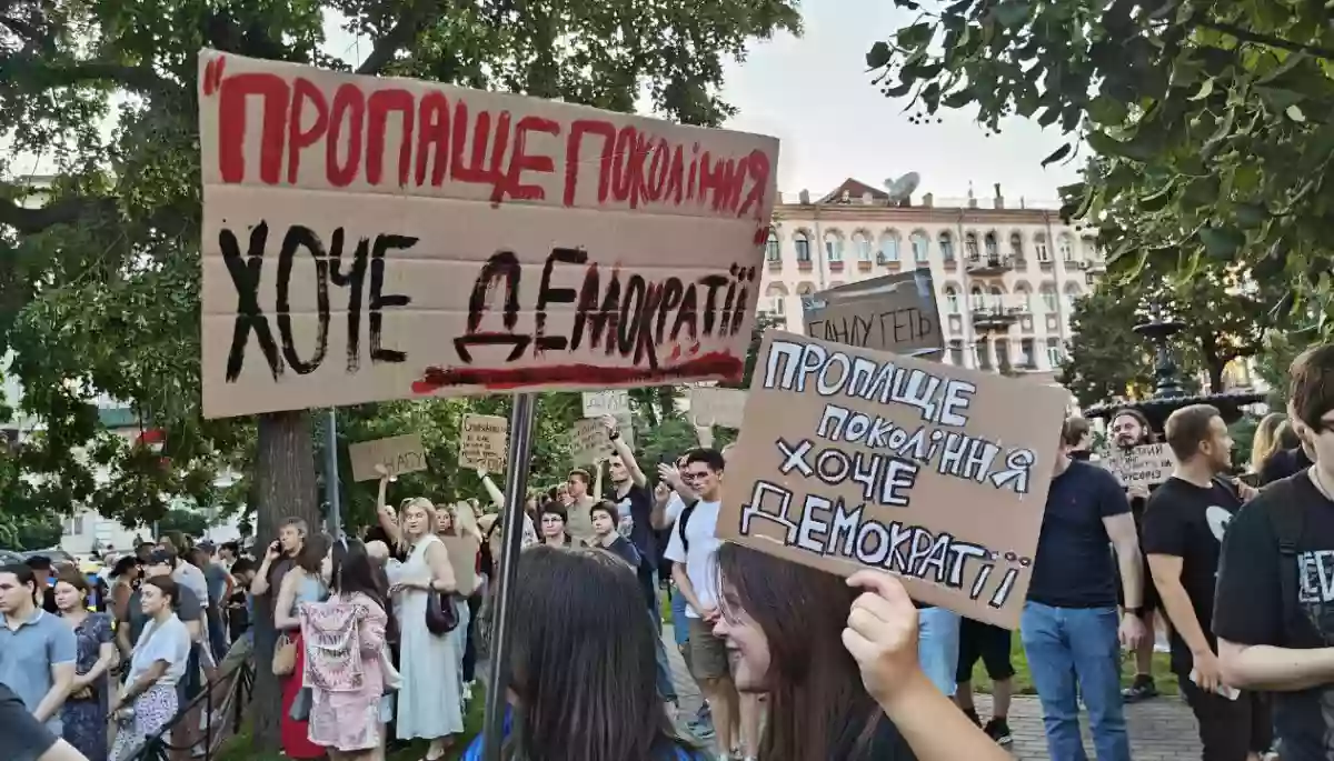 Як конспірологи пояснюють протести проти скасування незалежності антикорупційних органів
