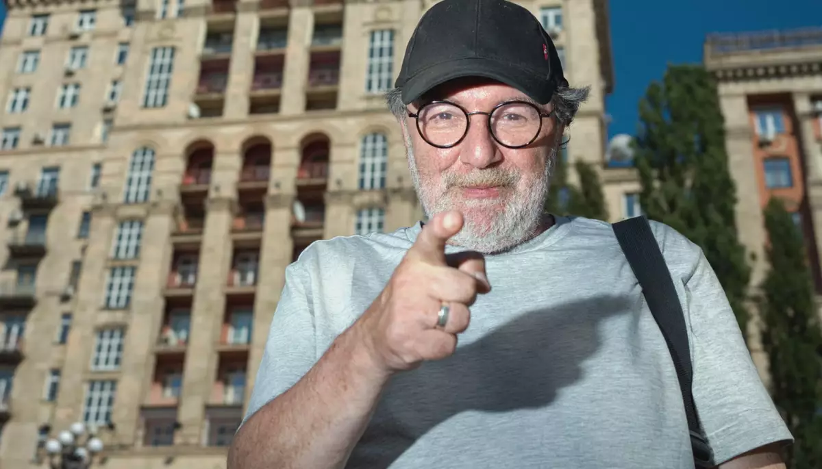 "Борю, діамантова каблучка впала в унітаз". Про що мовчить будинок із зіркою на Хрещатику