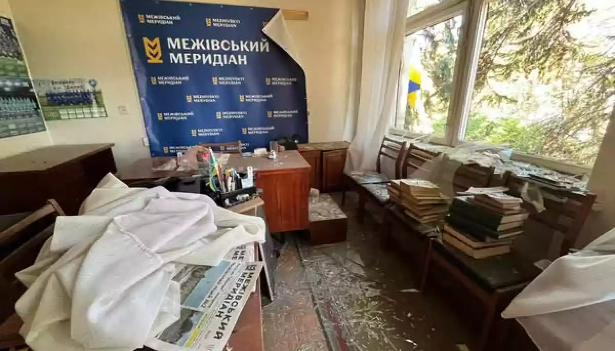 На Дніпропетровщині російський безпілотник влучив у будівлю редакції газети &laquo;Межівський меридіан&raquo;