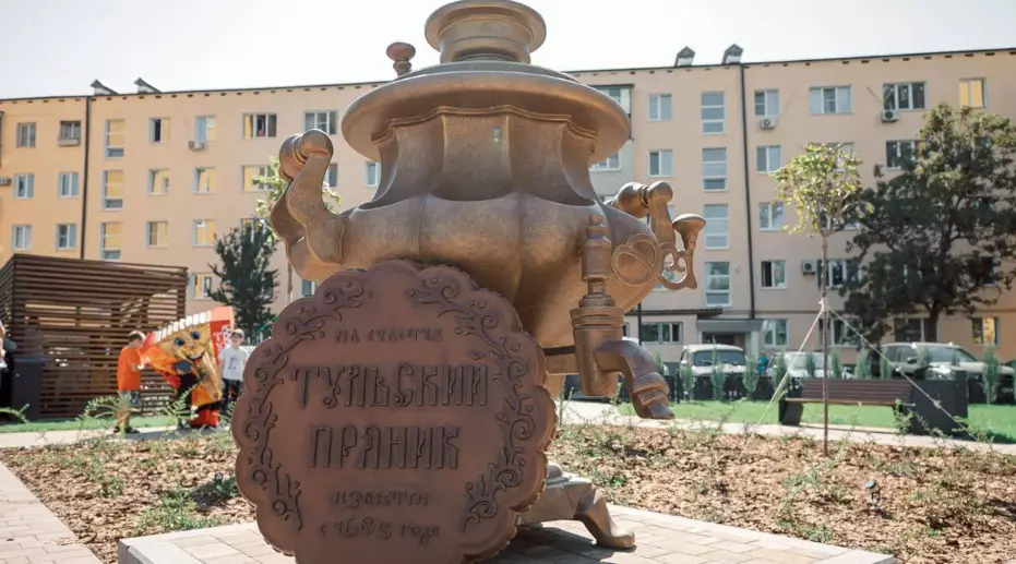 Російські окупанти знищили в Маріуполі всі українські мурали і постаменти та встановили памʼятник прянику й самовару