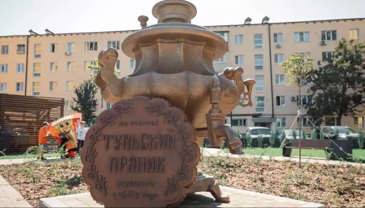 Російські окупанти знищили в Маріуполі всі українські мурали і постаменти та встановили памʼятник прянику й самовару