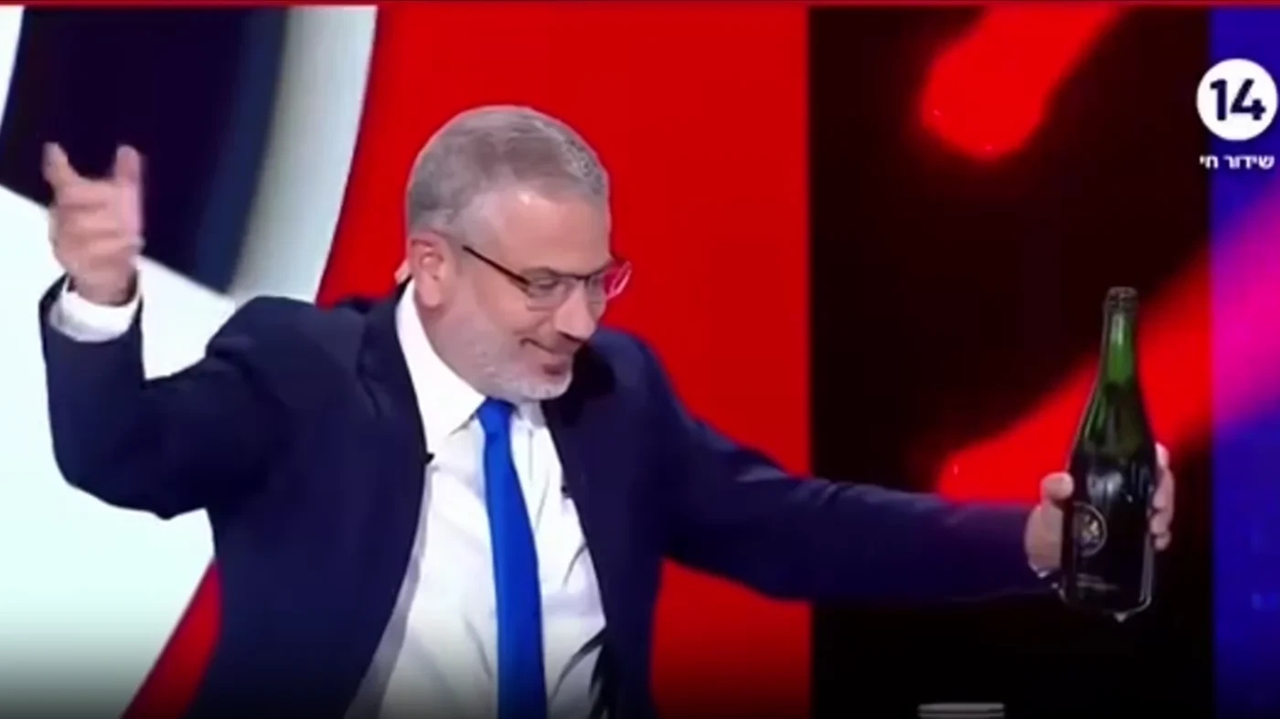 Ведучий «14 каналу» в прямому етері відкоркував шампанське через атаку Ізраїлю на штаб-квартиру ХАМАСу