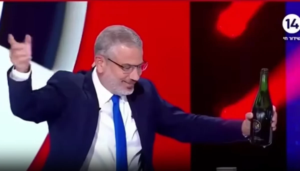 Ведучий «14 каналу» в прямому етері відкоркував шампанське через атаку Ізраїлю на штаб-квартиру ХАМАСу