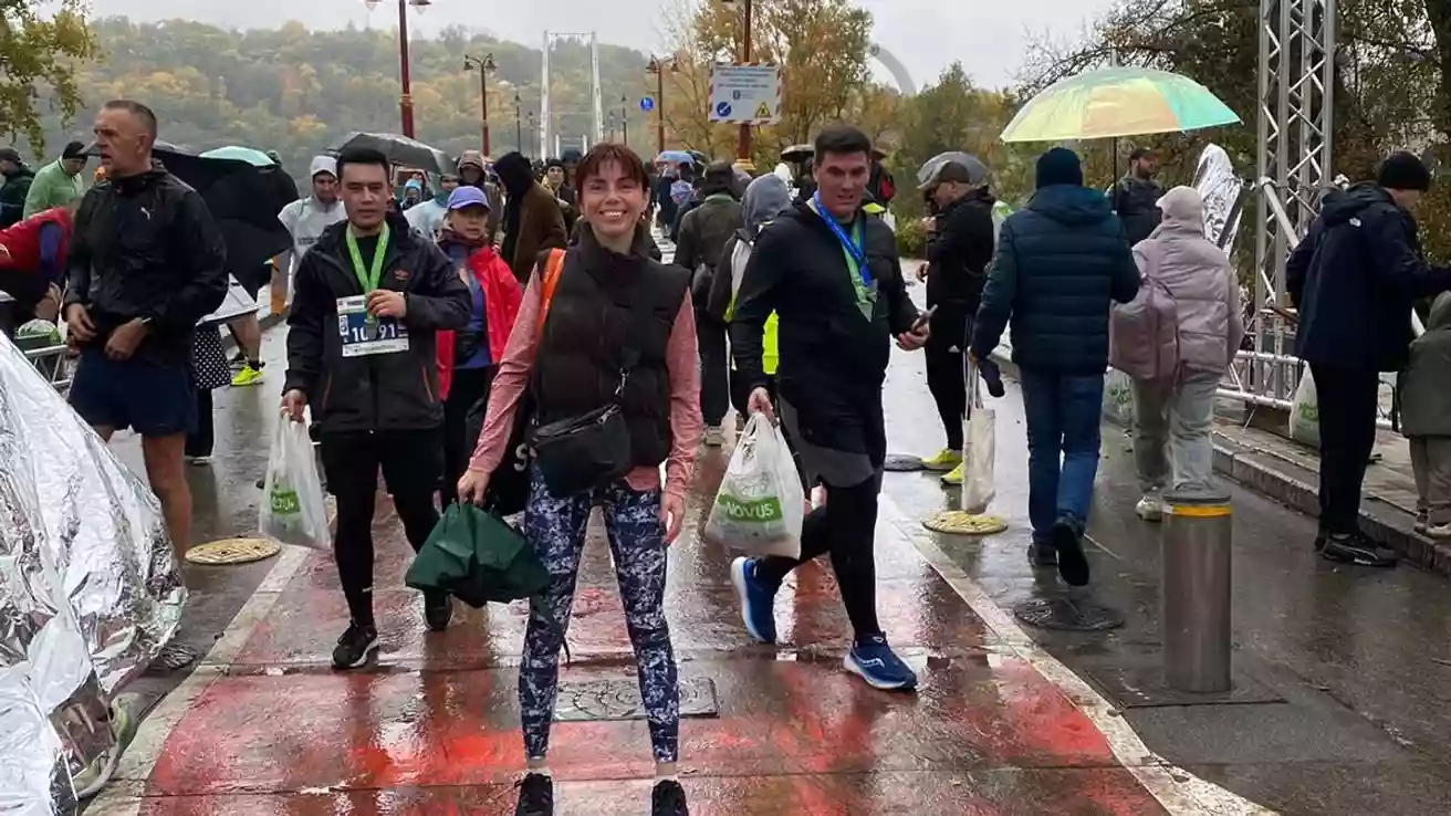 Журналістка Укрінформу Ольга Звонарьова, яка торік у квітні зазнала важкого поранення, пробігла в марафоні