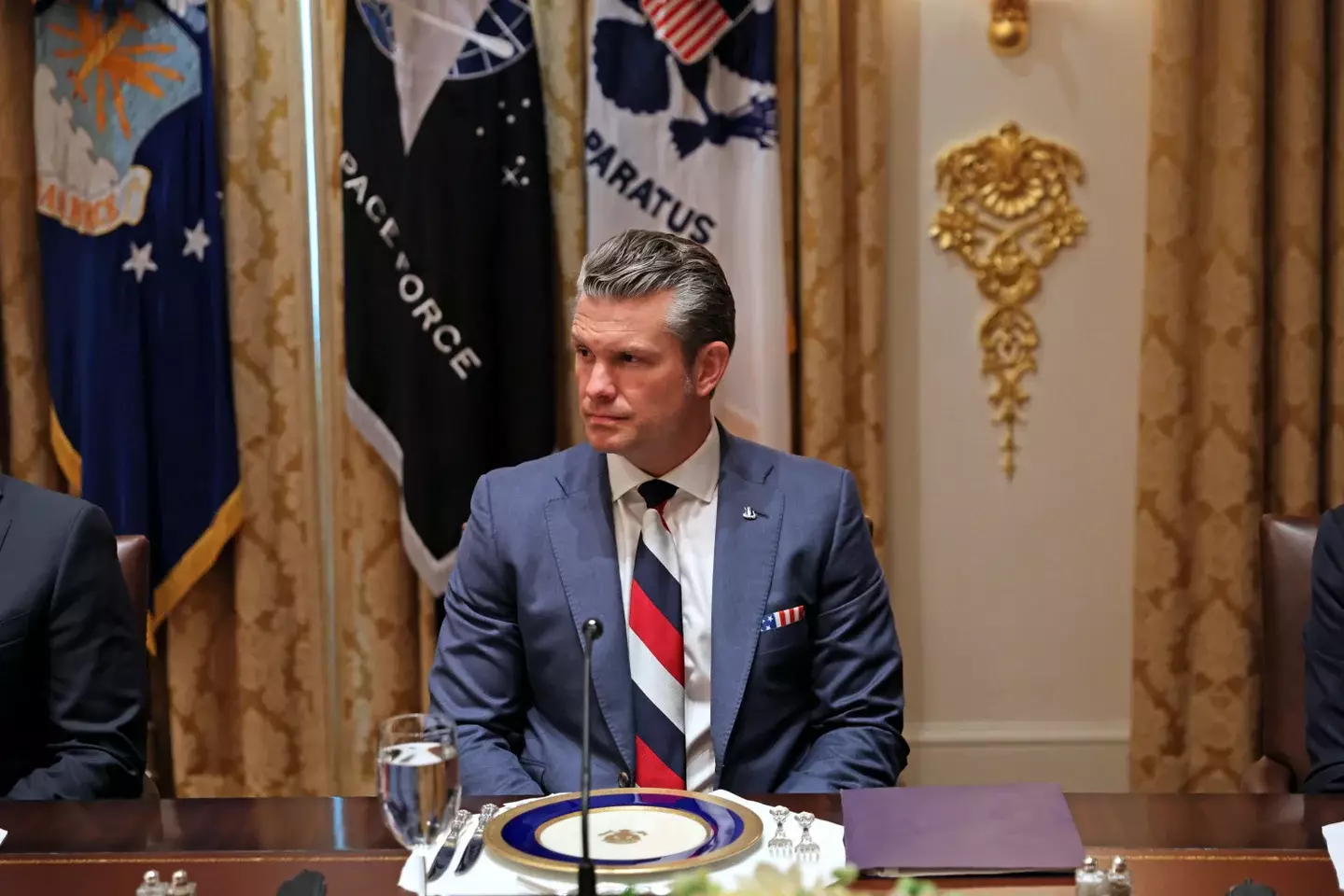 «Твоя мама купила, ідіоте»: у Пентагоні відповіли журналісту щодо краватки Геґсета, яка нагадувала російський триколор