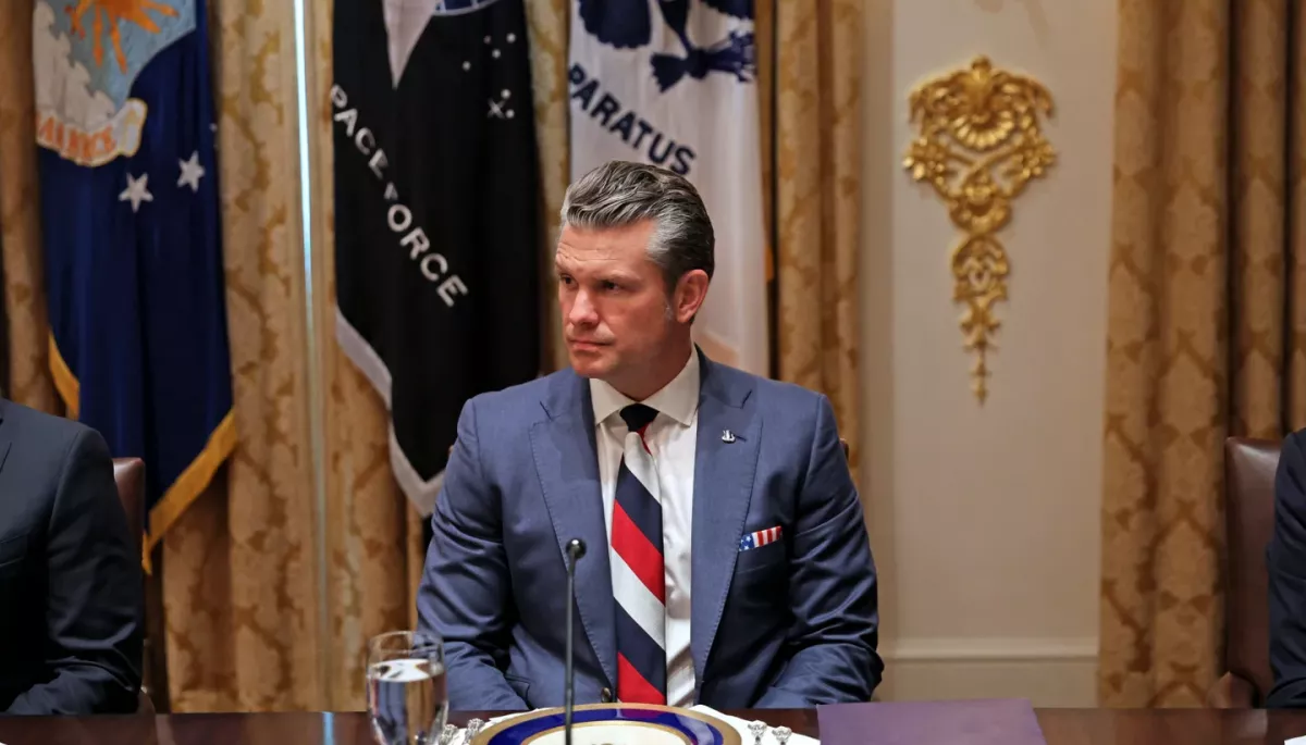 «Твоя мама купила, ідіоте»: у Пентагоні відповіли журналісту щодо краватки Геґсета, яка нагадувала російський триколор