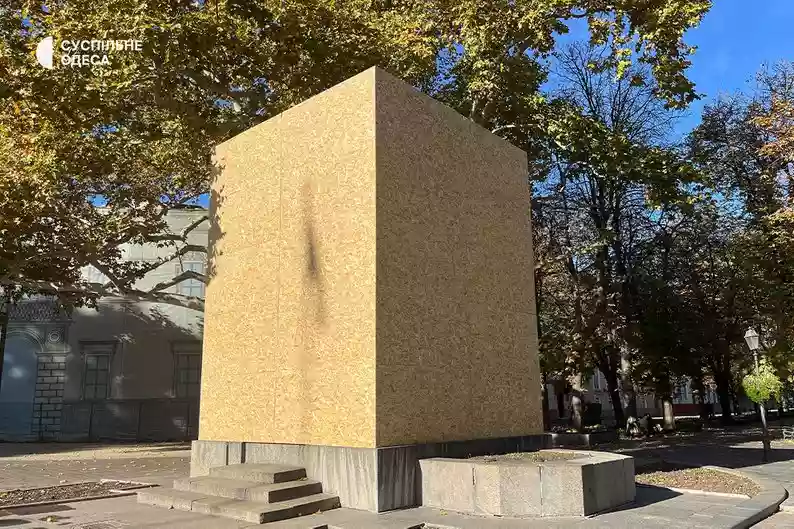 В Одесі пам’ятник Пушкіну закрили дерев’яними плитами