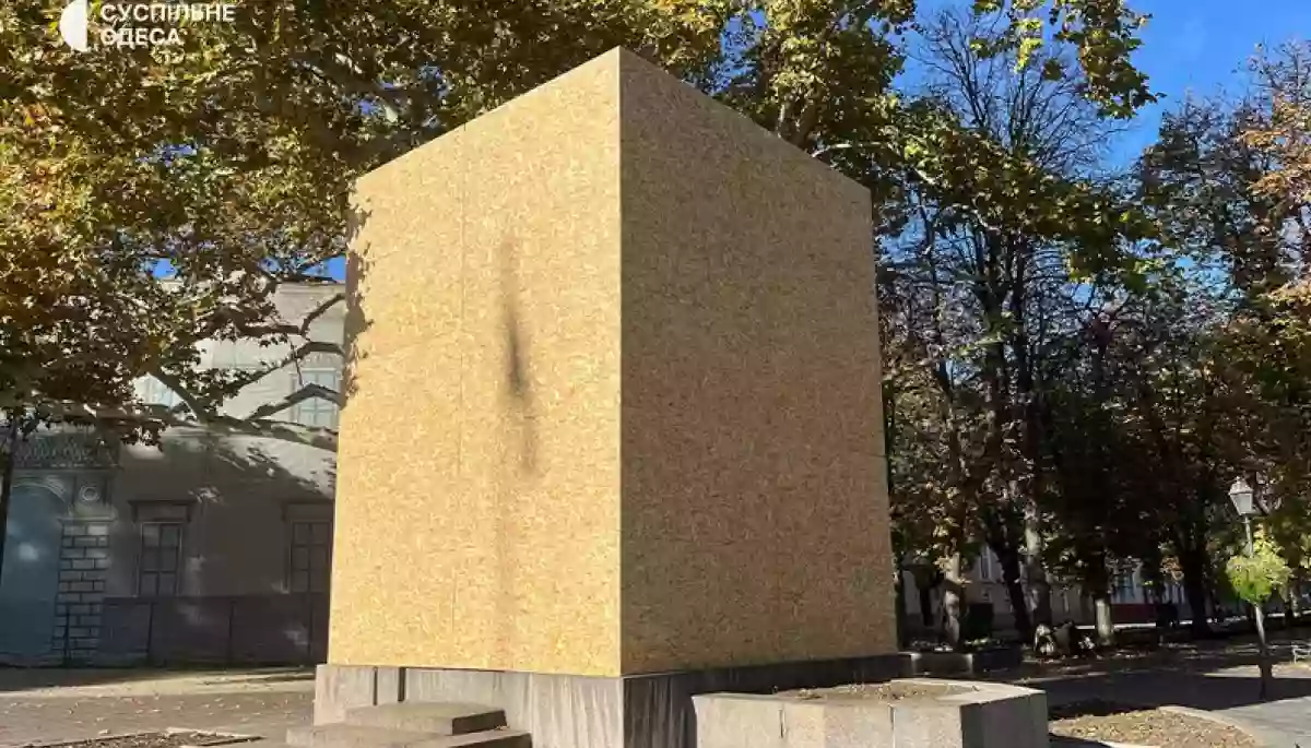 В Одесі пам’ятник Пушкіну закрили дерев’яними плитами