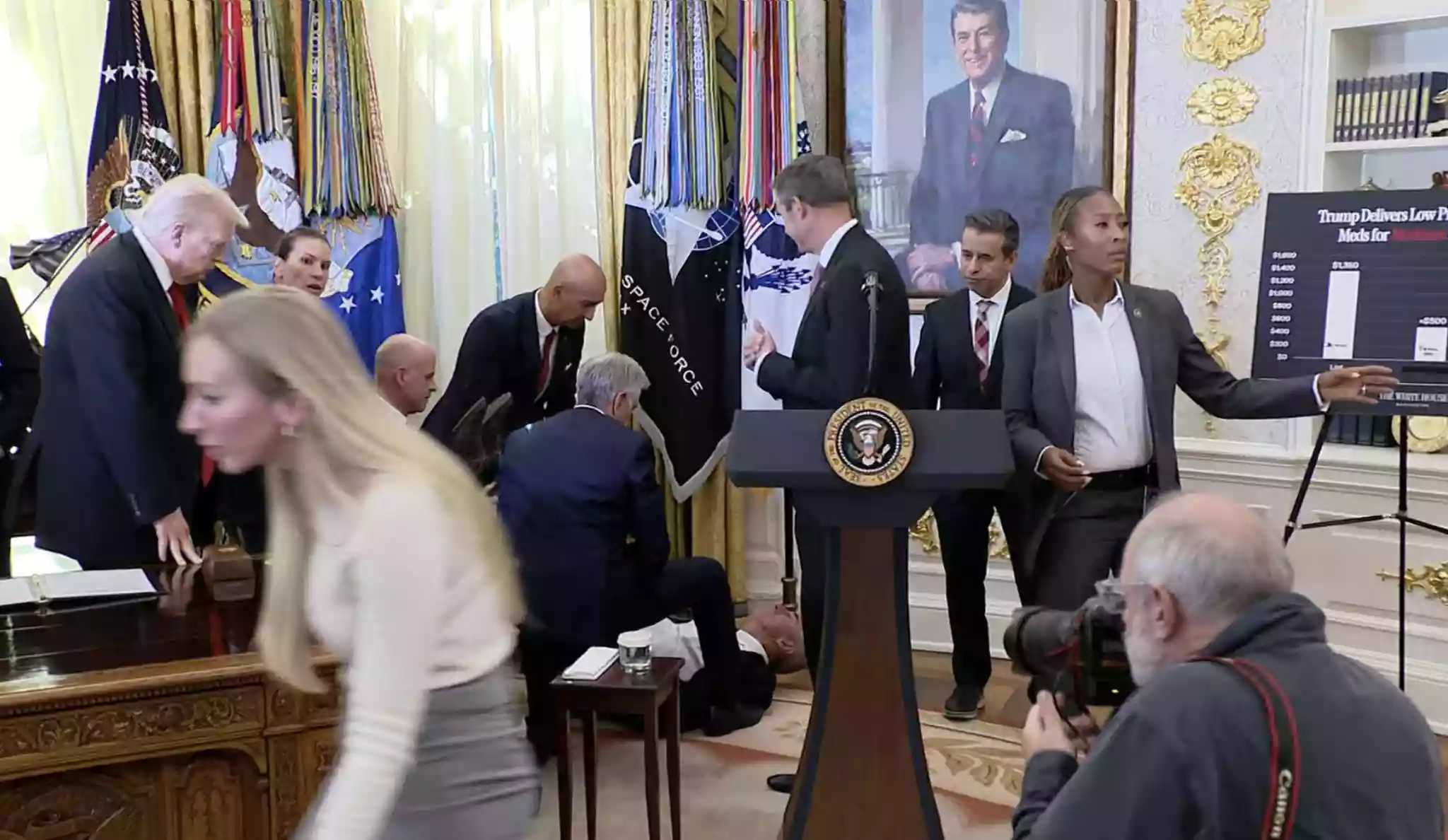 Пресконференцію Трампа в Овальному кабінеті перервали після того, як на ній раптово знепритомнів чоловік