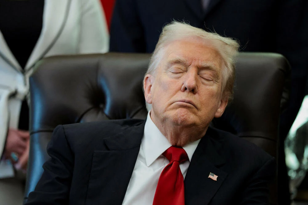 У Білому домі назвали фото, на яких Трамп нібито спить під час брифінгу, «нікчемним наративом ліберальних медіа»