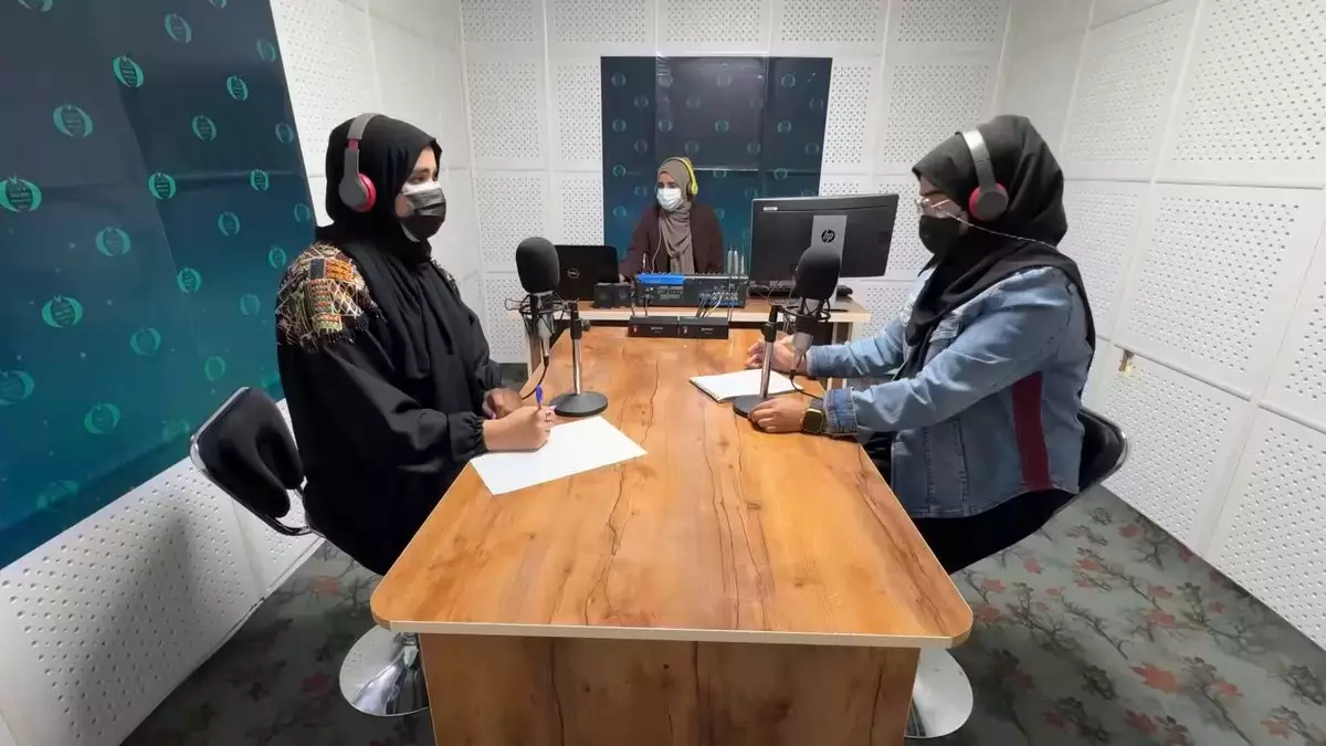 В Афганістані створили нову жіночу радіостанцію Nawaye Zan