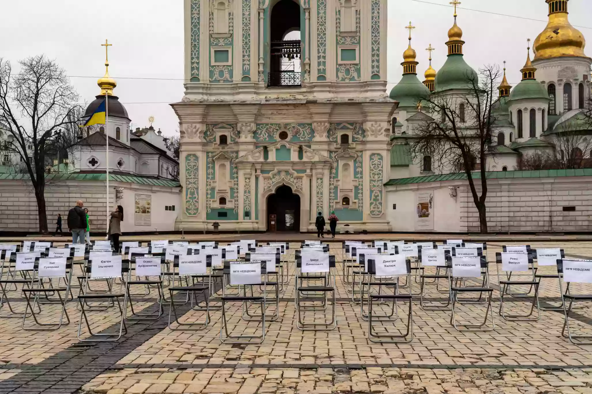 У Києві відбулася акція «Порожні стільці» на підтримку полонених та зниклих безвісти журналістів та митців