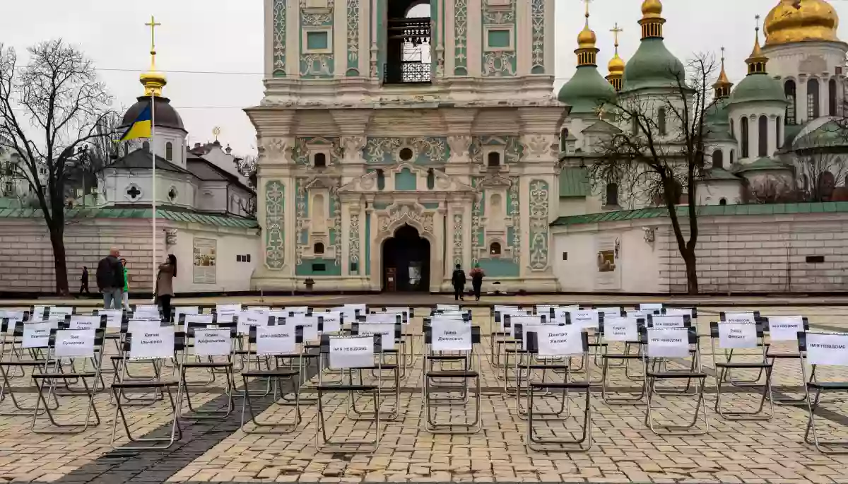 У Києві відбулася акція «Порожні стільці» на підтримку полонених та зниклих безвісти журналістів та митців