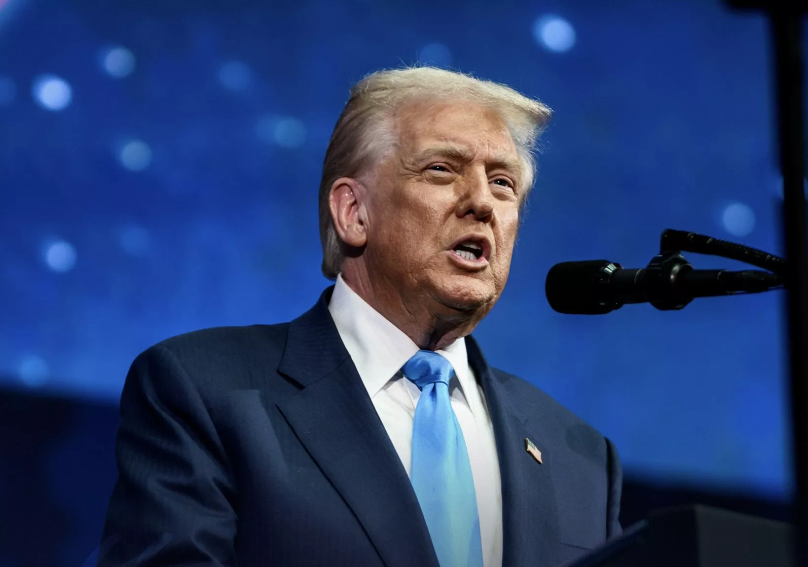 Трамп назвав журналістку дурною після її запитання про стрілянину біля Білого дому