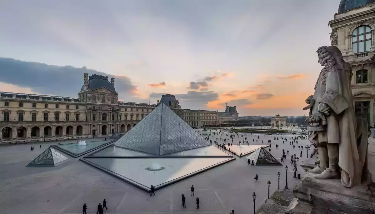 Через затоплення в бібліотеці єгипетських старожитностей Лувру пошкоджено сотні видань Через затоплення в бібліотеці єгипетських старожитностей Лувру пошкоджено сотні видань