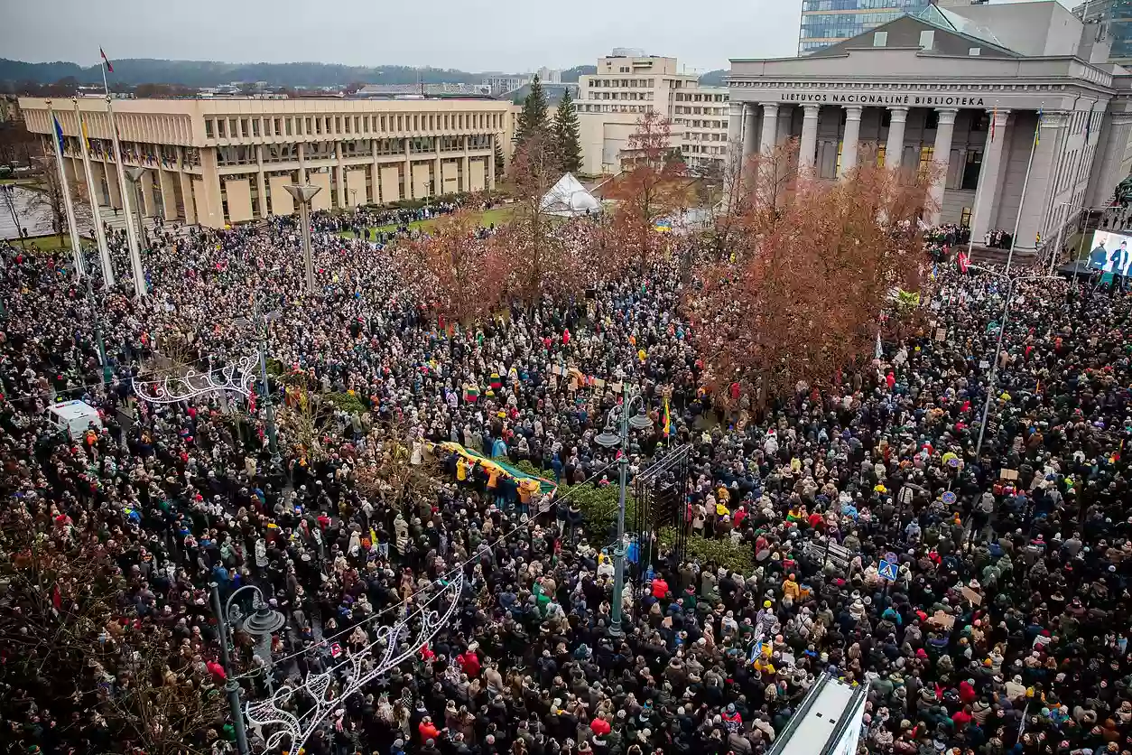 У Вільнюсі 10 тисяч людей вийшли на протест проти намагань політиків вплинути на суспільний мовник