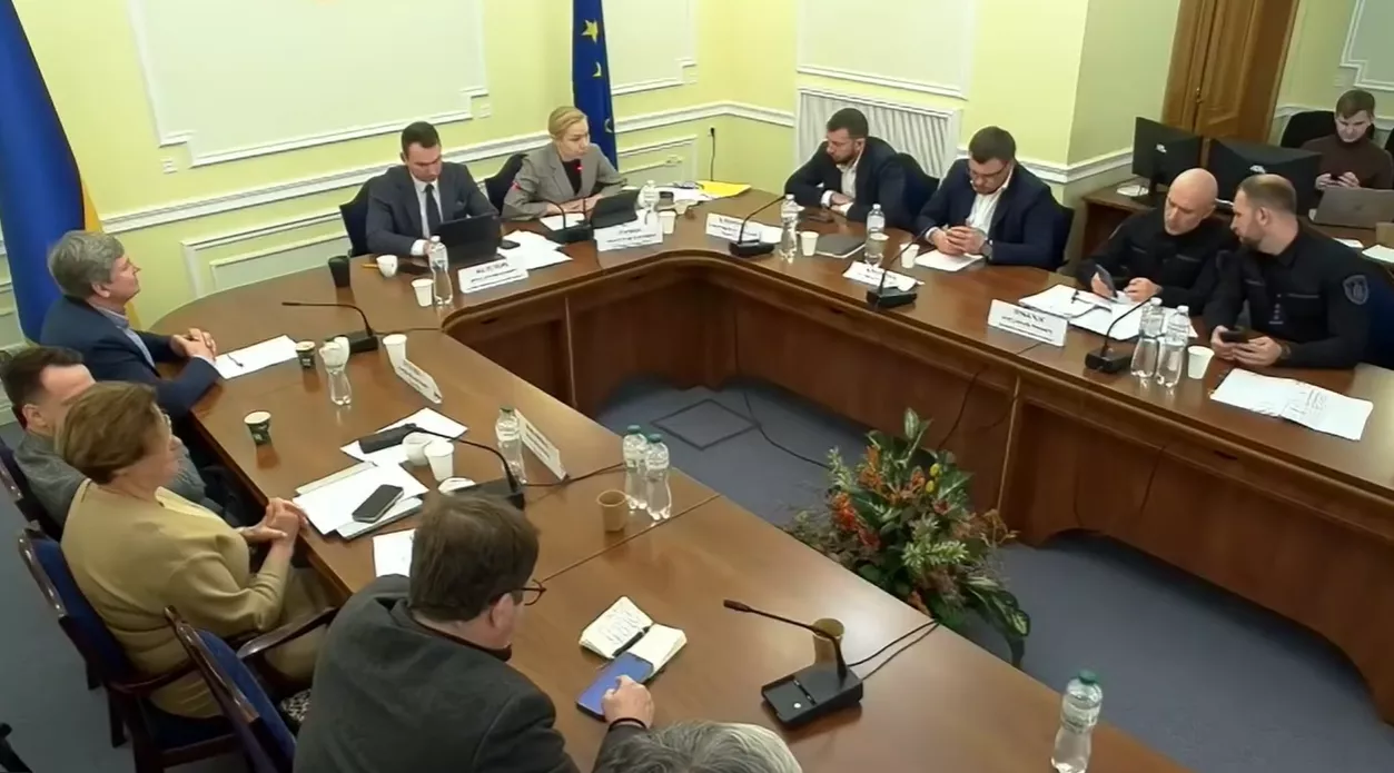 Суспільне зранку транслювало засідання ТСК по «Міндічгейту», тоді як на каналі «Рада» показували марафон
