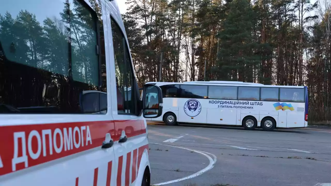Білорусь передала Україні 114 цивільних громадян, серед них білоруські опозиціонери та незаконно затримані українці