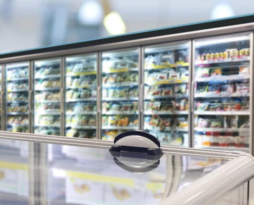 Регали холодильні як основа ефективної викладки охолоджених товарів у сучасних магазинах