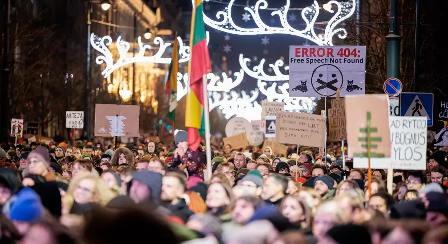 Близько 10 тисяч людей у Вільнюсі знову вийшли на протест проти поправок до закону про суспільне мовлення