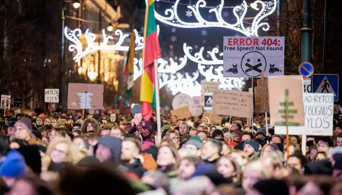 Близько 10 тисяч людей у Вільнюсі знову вийшли на протест проти поправок до закону про суспільне мовлення